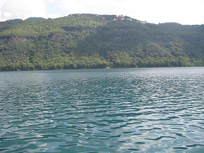 Il Lago Albano di Castelgandolfo visto dalla barca didattica