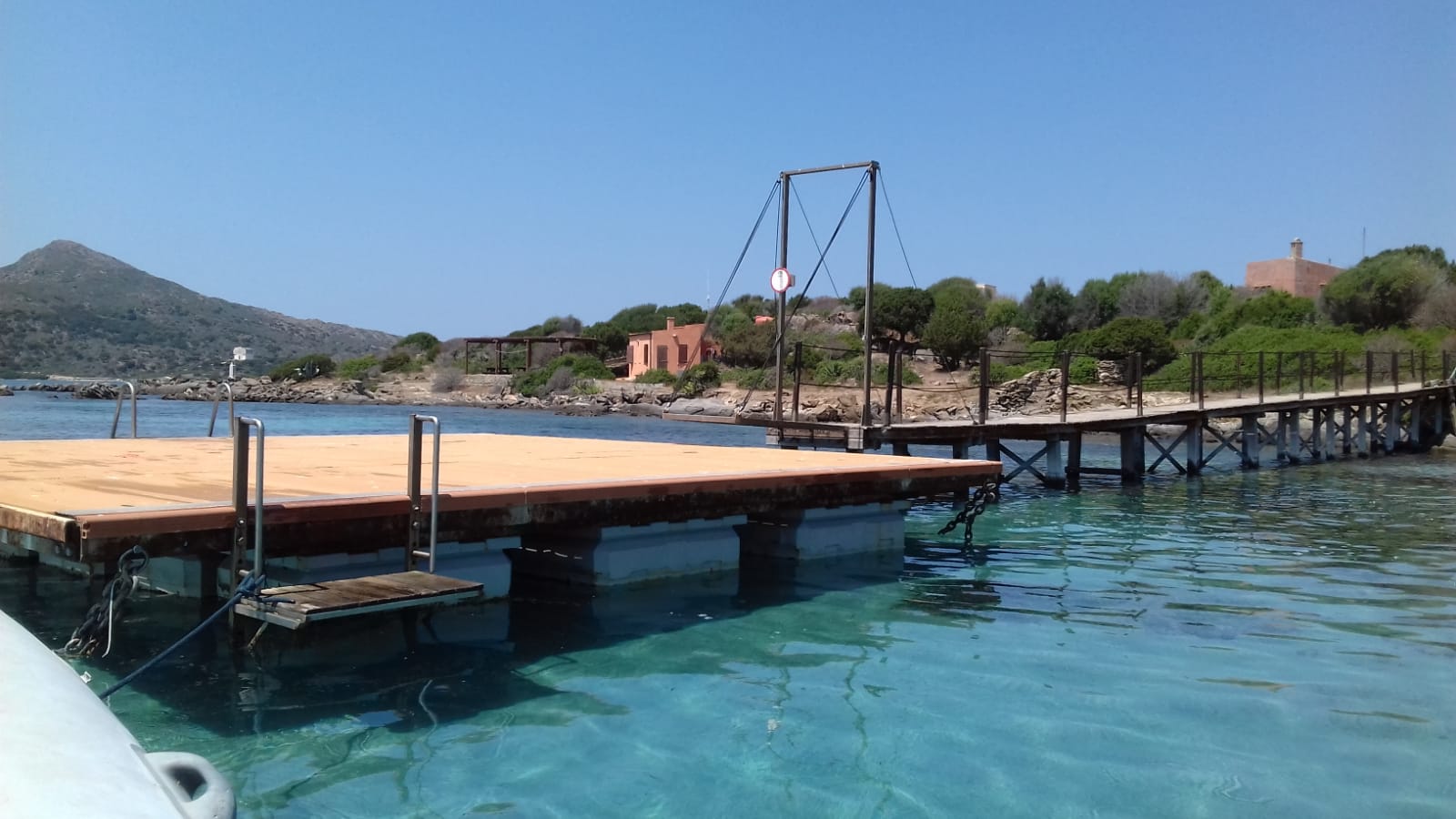 Accesso facile per il bagno all'Asinara