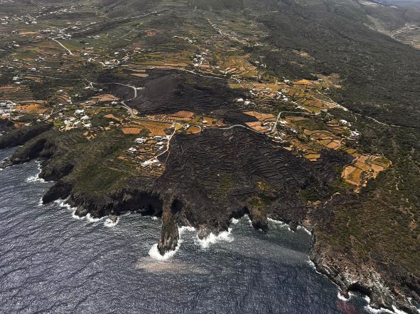 Pantelleria, il respiro ferito...Don Vito Impellizzeri descrive quello che per tutta l'isola rappresenta il recente incendio di Gadir
