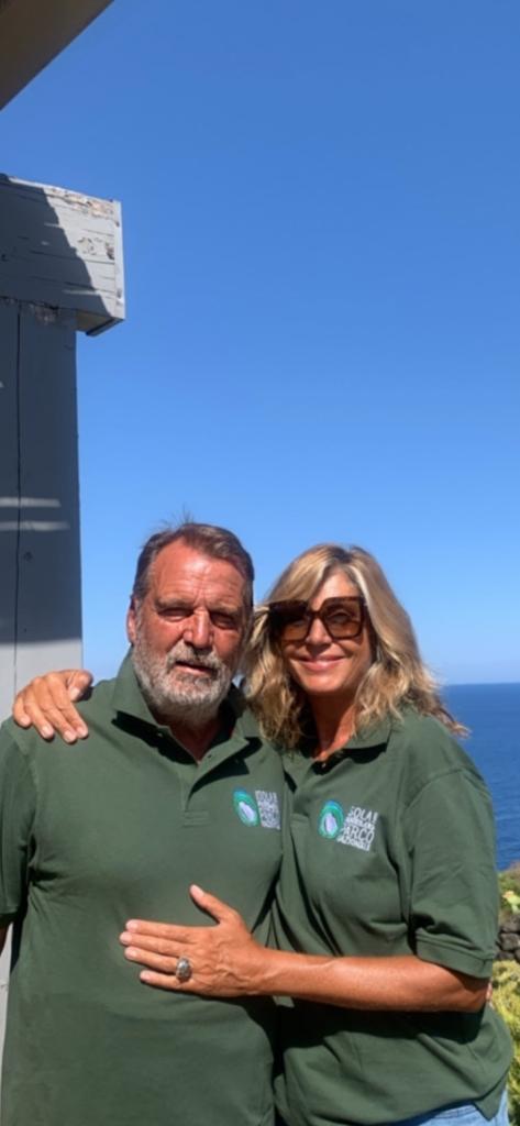 Myrta Merlino e Marco Tardelli lungo i sentieri del Parco Nazionale Isola di Pantelleria