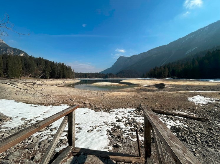 Lago di Tovel 'in secca': si chiede agli escursionisti di non calpestare il fondale e di rimanere sui tracciati sentieristici lungo le sponde