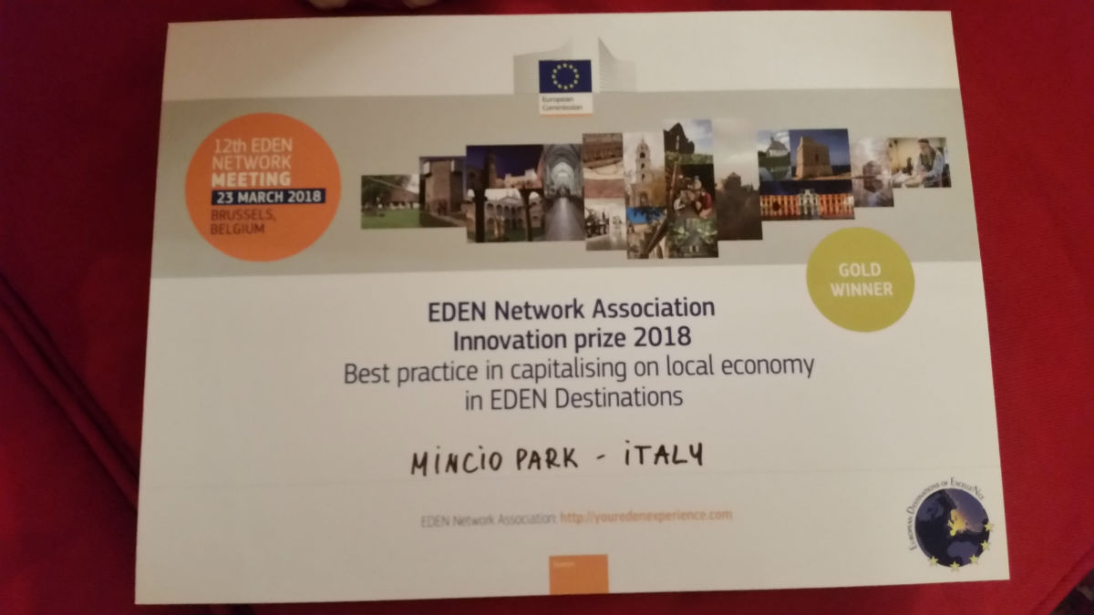 L'attestato del premio per “La migliore pratica per la valorizzazione dell'economia locale”