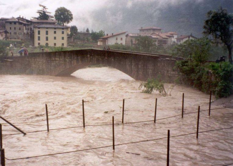 Il ponte romano di Ceniga durante la piena del 17.10.1980