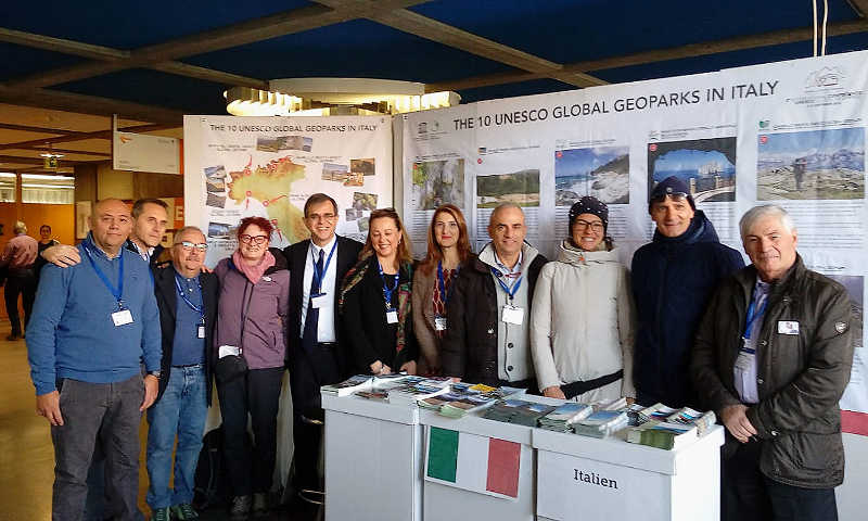 I delegati italiani con il Dr. Nicolas Zouros, Coordinatore dell'European Geopark Network. A destra il Prof. Tarcisio Agus, Presidente del Parco Geominerario Storico Ambientale della Sardegna