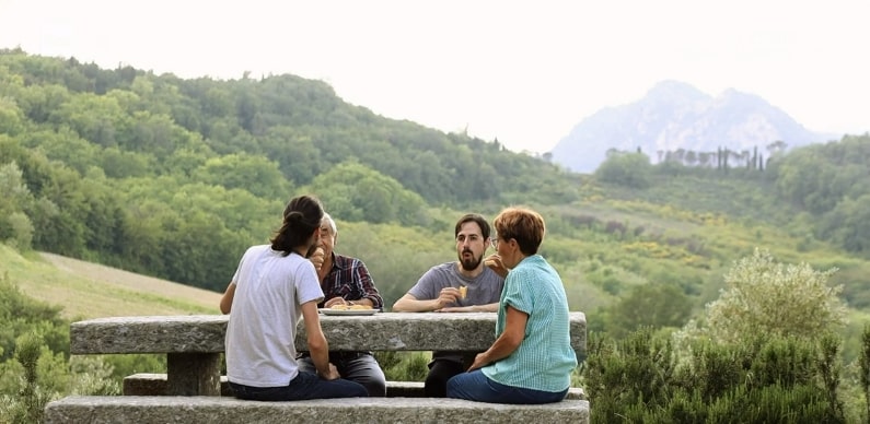 La famiglia Celotti gestisce con passione il Rifugio Cà Carnè, 'perla' del Parco della Vena del Gesso Romagnola