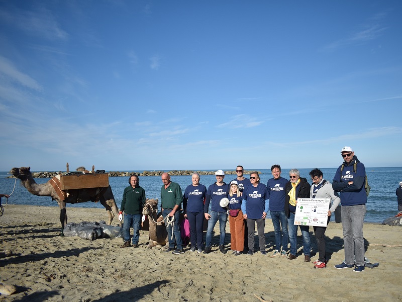 Pulizia della spiaggia di San Rossore, domenica con dromedari e volontari