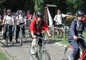 Ciclisti nel Parco Le Vallere a Moncalieri (Foto di Andrea Miola)