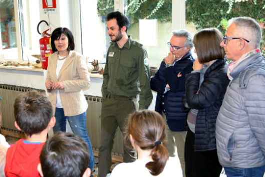 Gli scolari di Castagneto, con la direttrice, il guardiaparco ed il sindaco (F. A. Miola)