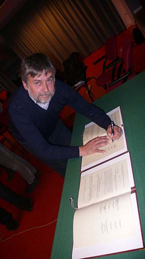 The President Santuari signs the agreement - Photo by the PAT press office