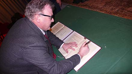 The provincial councilor Mauro Gilmozzi signs the agreement - Photo by the PAT press office