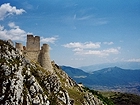 Veduta di Rocca Calascio con sullo sfondo, sulla destra la majella in lontananza