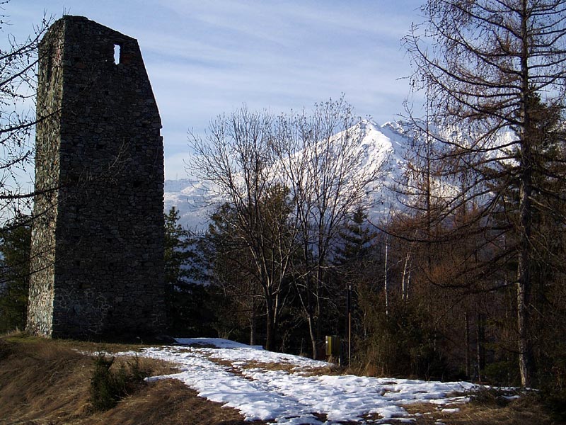 Uphill Trail to the 15th-century Tower in loc. Bettolino