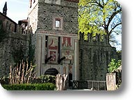 La torre-porta di accesso al Borgo Medievale
