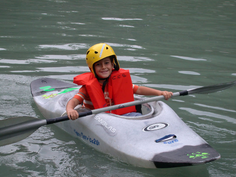 Bambino prova il kayak sul Canale Farini a Saluggia