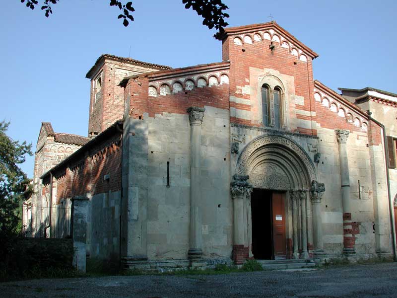 La facciata dell'abbazia di Santa Fede