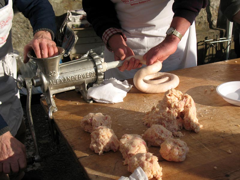 Preparazione del salame di patata canavesano