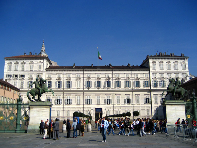 Palazzo Reale e le statue dei Dioscuri