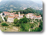 Veduta aerea della frazione Villa con il complesso del castello, del parco e della parrocchiale