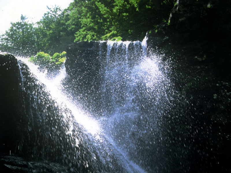 Die Wasserfälle von Dardagna und das Heiligtum von Madonna dell&#39;Acero