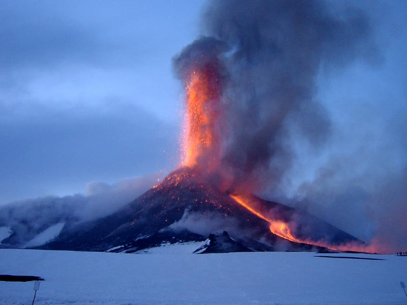 Etna con fontana di lava da Cratere di Sud Est