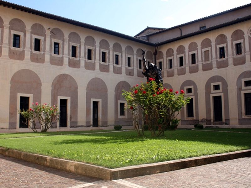 (8490)Renaissance-style cloister of the Benedictine Monastery of Santa Scolastica