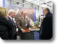 A destra il Presidente onorario di Slow Food, Carlo Petrini visita lo stand; a sinistra il Direttore del Gran Sasso - Laga, Marcello Maranella