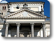 La facciata neoclassica dell'Abbazia di Fruttuaria