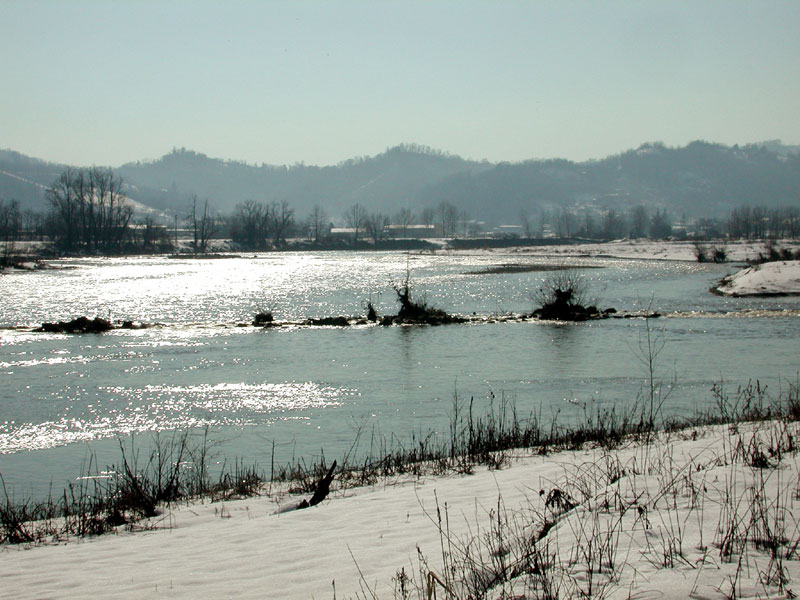 The river Po in winter in Mezzi Po