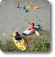 Bambini provano il kayak nel Canale Farini