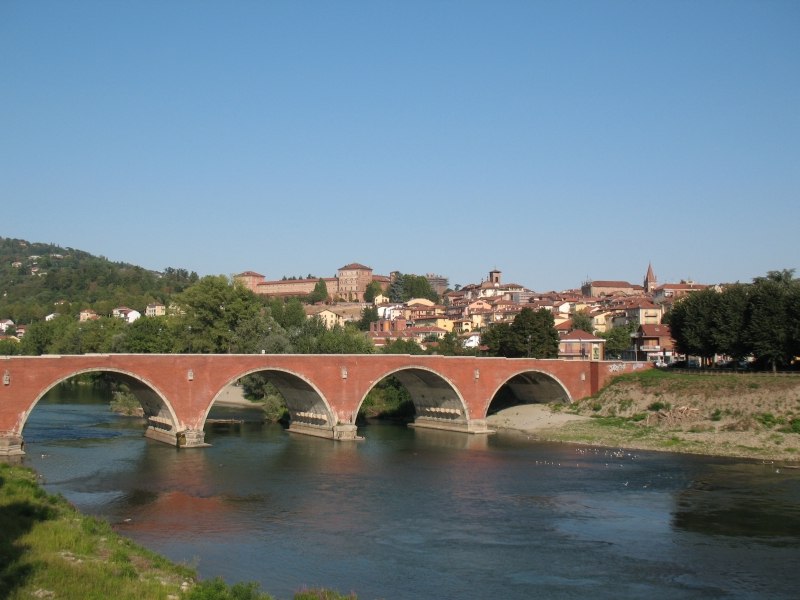 Ponte Vecchio, centro storico e Castello Reale a Moncalieri