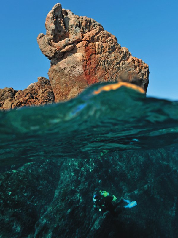 Punta Pedra Bianca, la spettacolare parete che scende dallo scoglio è la zona ideale per terminare l'immersione