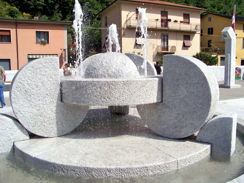 Der Marmor der Apuanen und das Wasser der Apenninen treffen im Kunstwerk aufeinander