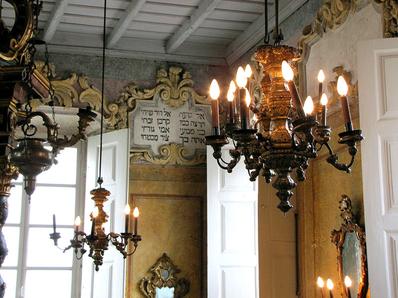 The chandeliers in the prayer hall