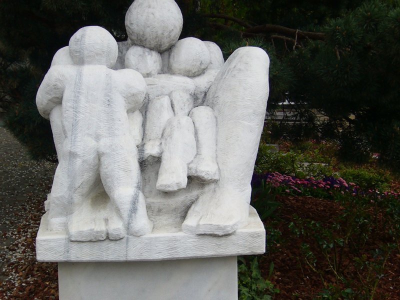 Scultura di Elmar Kopp 'Mutter mit Kindern' in marmo di Lasa
