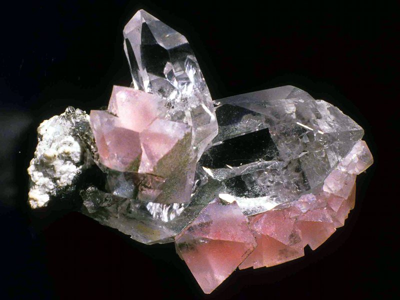 (13370)Rosa Fluorit auf einem Bergkristall. Schweizer Alpen