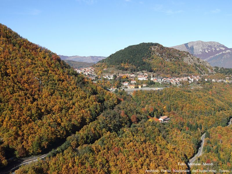 Panorama des Dorfes von Ligonchio und des Wasserkraftwerks, Sitz des Atelier des Wassers und der Energien