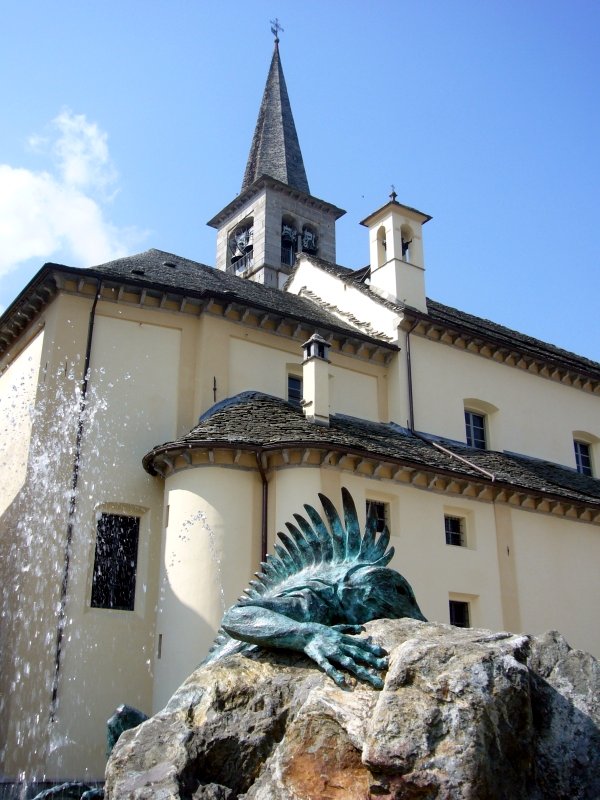 Pfarrkirche und Brunnen von Basilisco in Malesco
