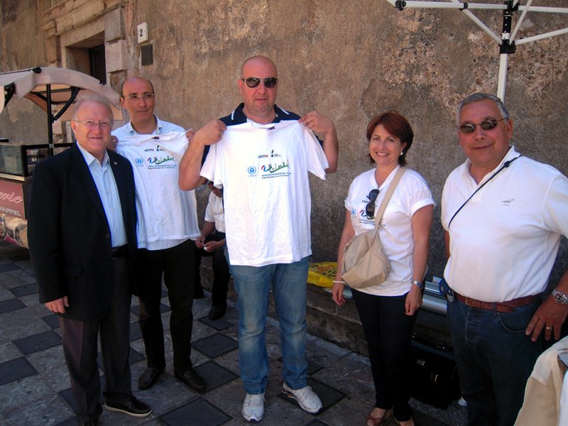 Journée mondiale de l'Environnement 2012 : les administrateurs de Taormine en visite au stand