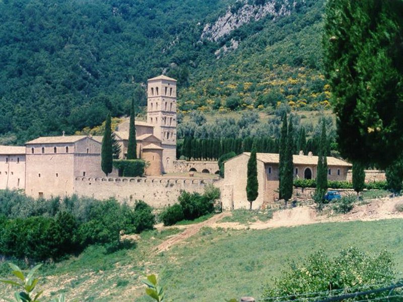 Discovering the wonderful medieval fortresses and the charme of an ancient Benedictine Abbey