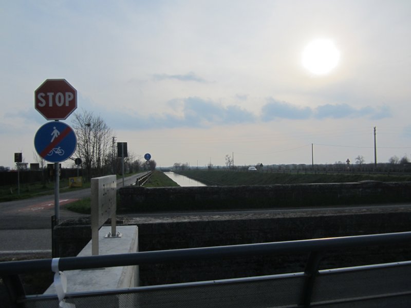 Piste cyclable sur la rive du Canale Virgilio