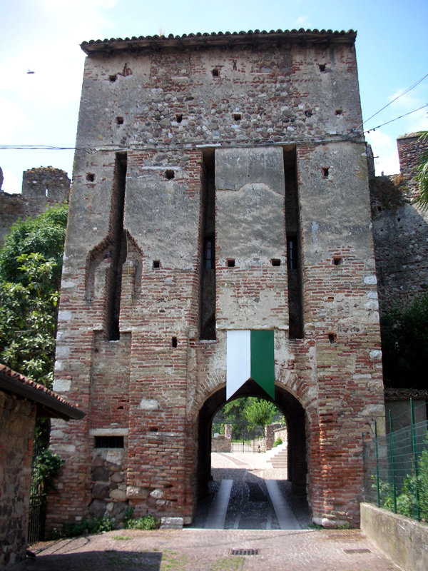 (19133)Monzambano castle, entrance tower