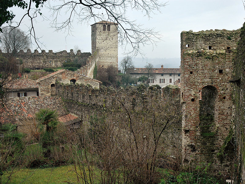 (19140)Monzambano castle, view of the southeastern walls