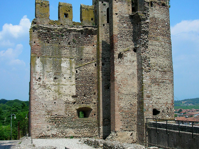 Castle in Valeggio sul Mincio, detail of the horseshoe-shaped tower