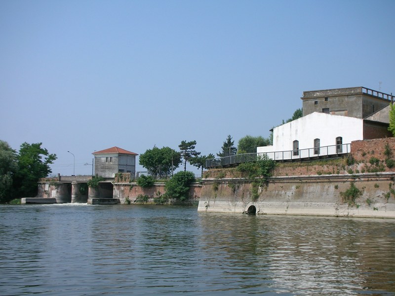 (19206)Small town of Porto, detail of the walls and of the Mezzo Lake