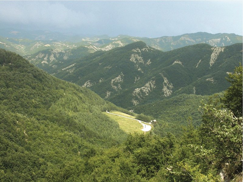 Panorama sull'Alta Valle del Tramazzo nei pressi del valico omonimo