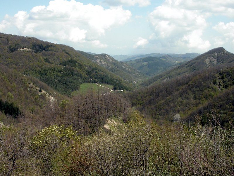 L'alta valle del Tramazzo con, al centro, l'area verde del Lago di Ponte