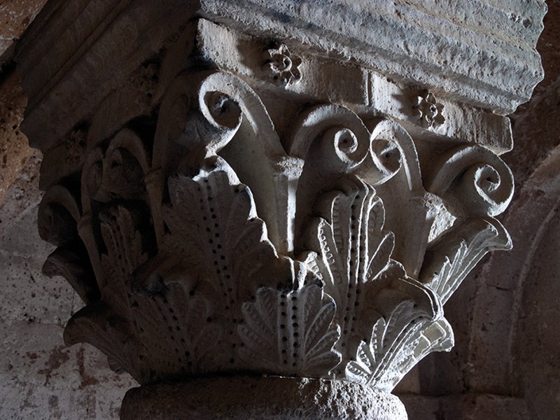 Cripta della Basilica del Santo Sepolcro, capitello