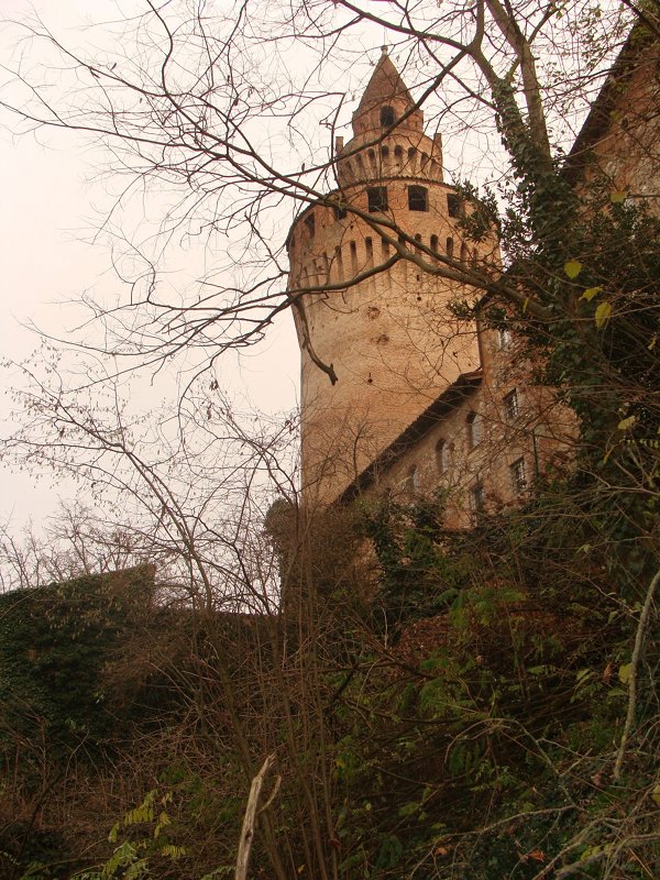 Castello di Rivalta: torre cilindrica quattrocentesca con torresino