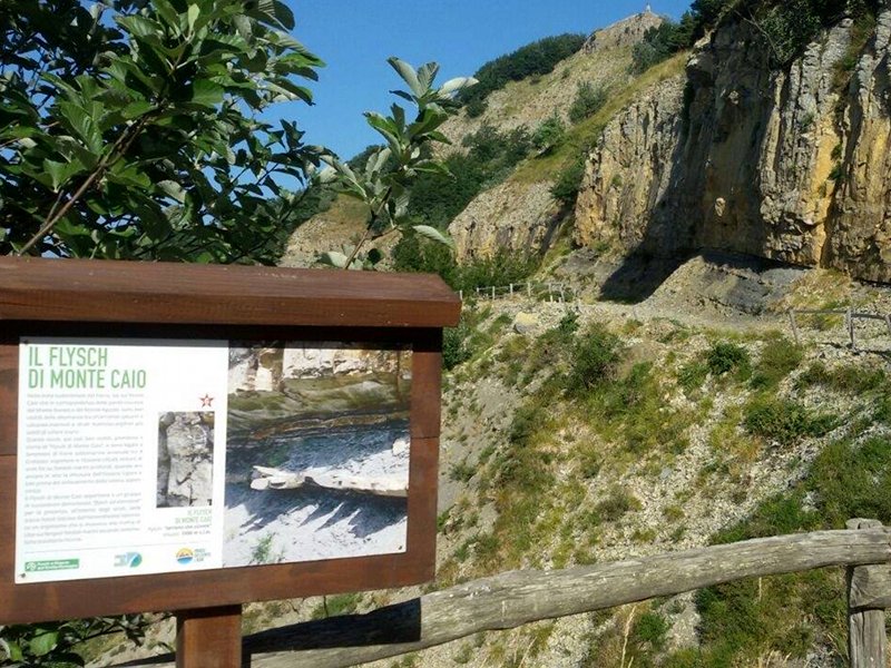 Un pannello lungo il sentiero che porta alla Cima del Monte Caio a 1584 m s.l.m.