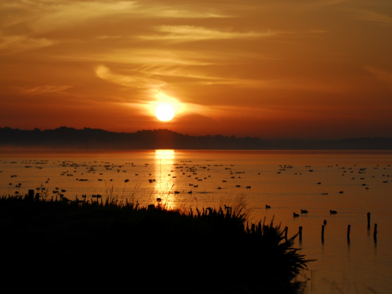 Sonnenaufgang über dem See von Fogliano - Kalender 2018